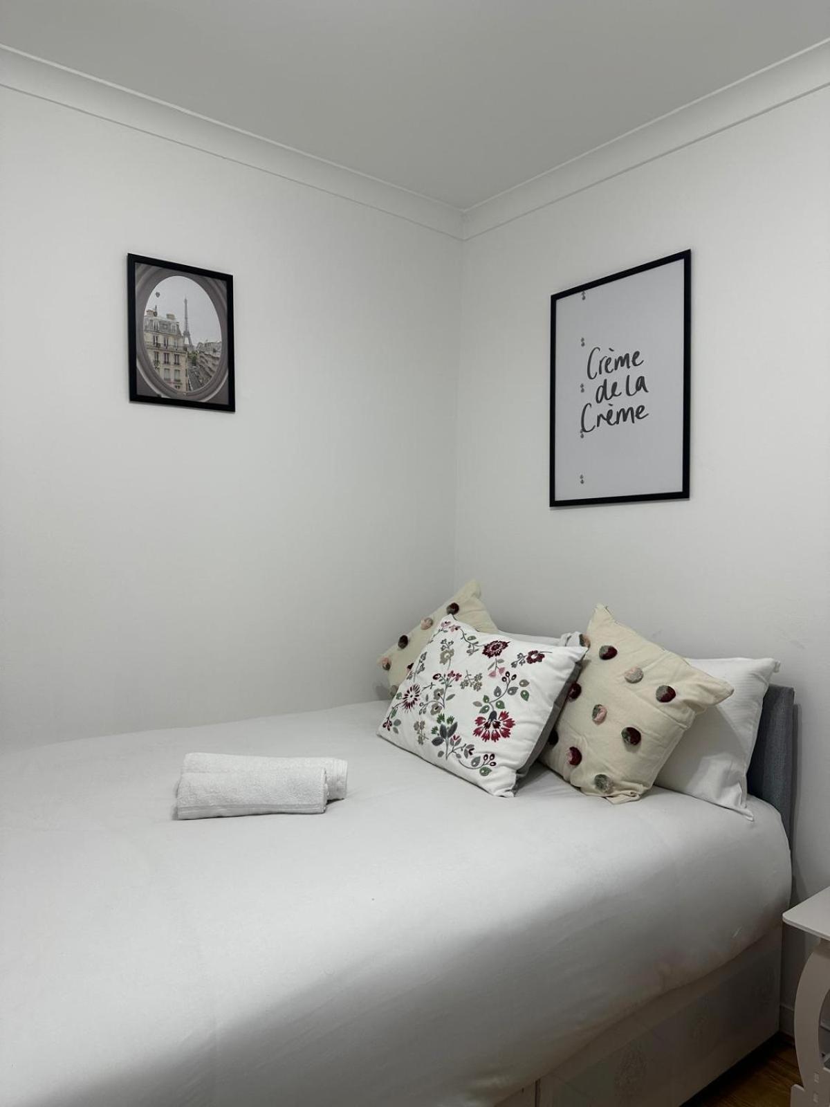 Budget Grey House Лондон Экстерьер фото