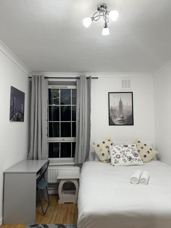 Budget Grey House Лондон Экстерьер фото