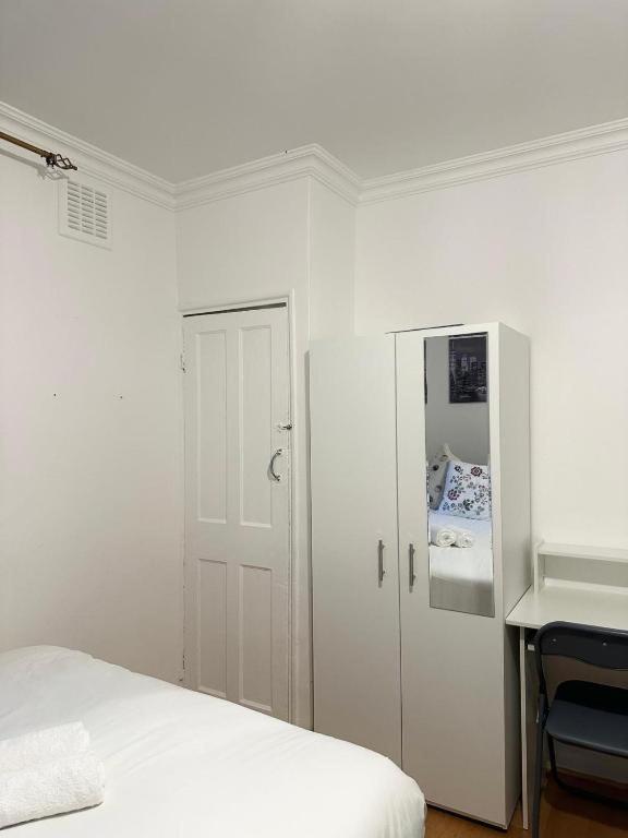 Budget Grey House Лондон Экстерьер фото