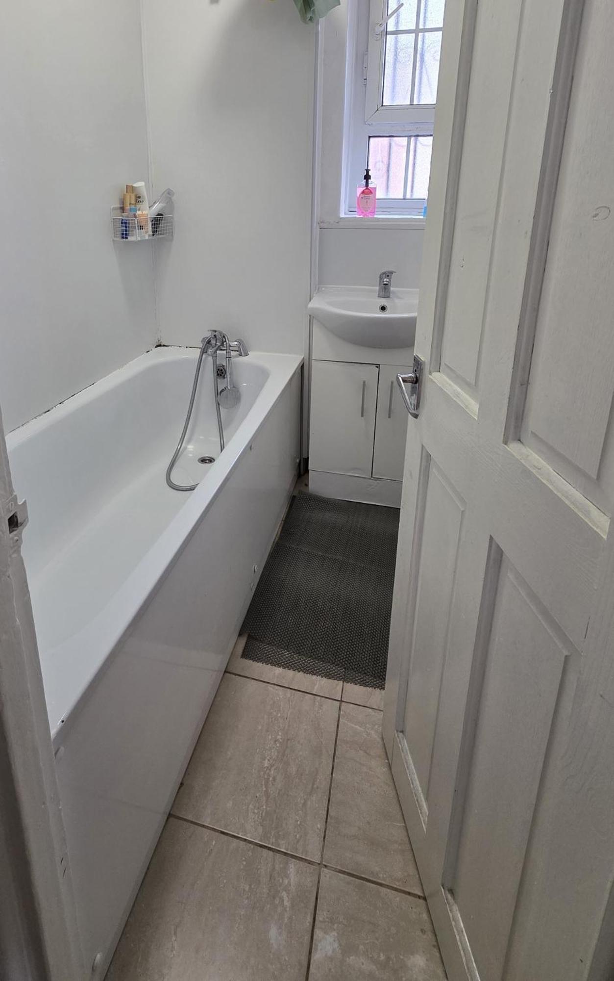 Budget Grey House Лондон Экстерьер фото