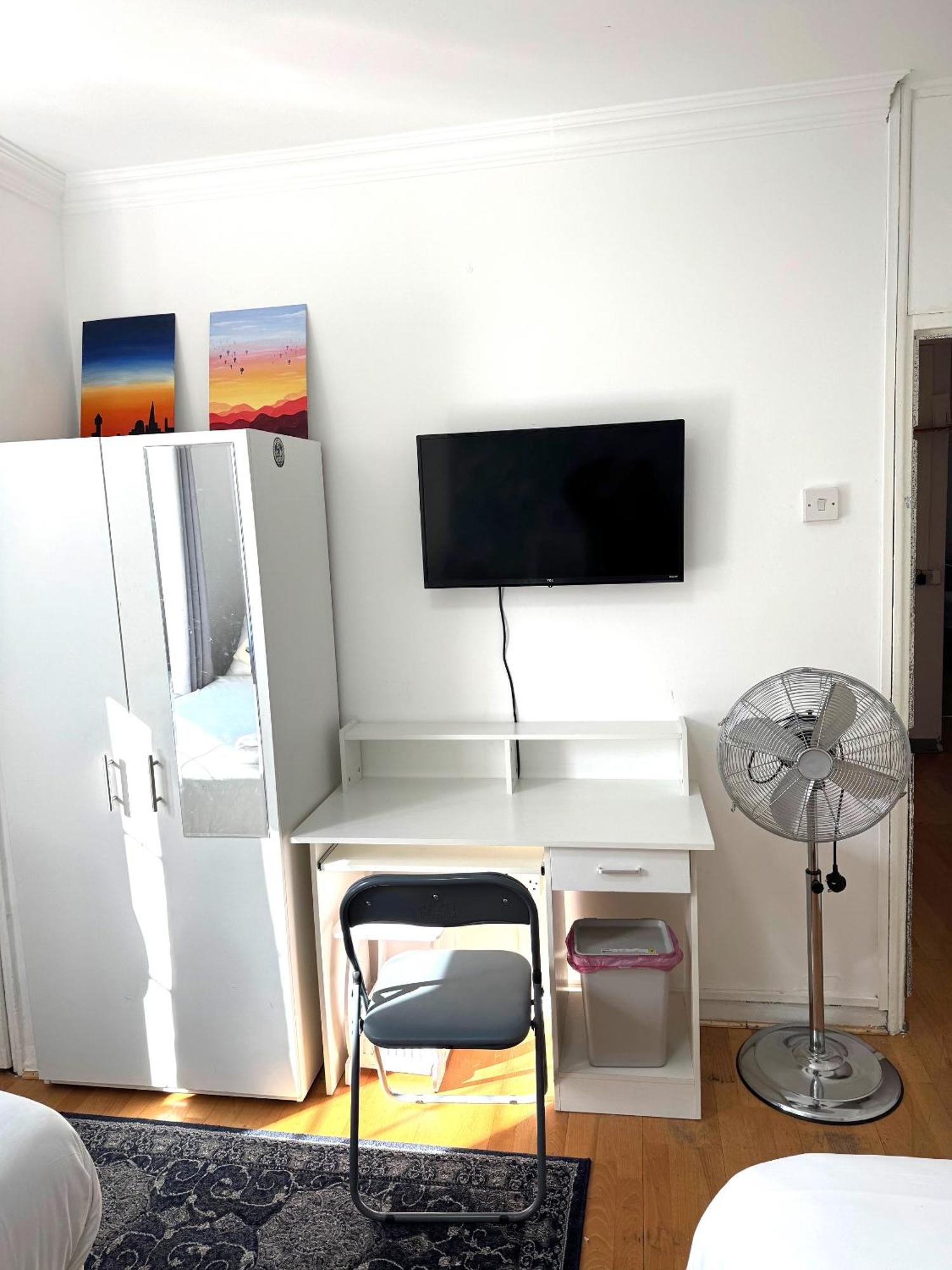 Budget Grey House Лондон Экстерьер фото