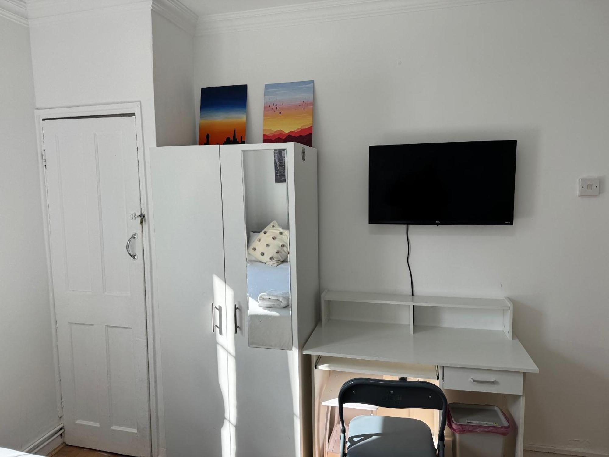 Budget Grey House Лондон Экстерьер фото