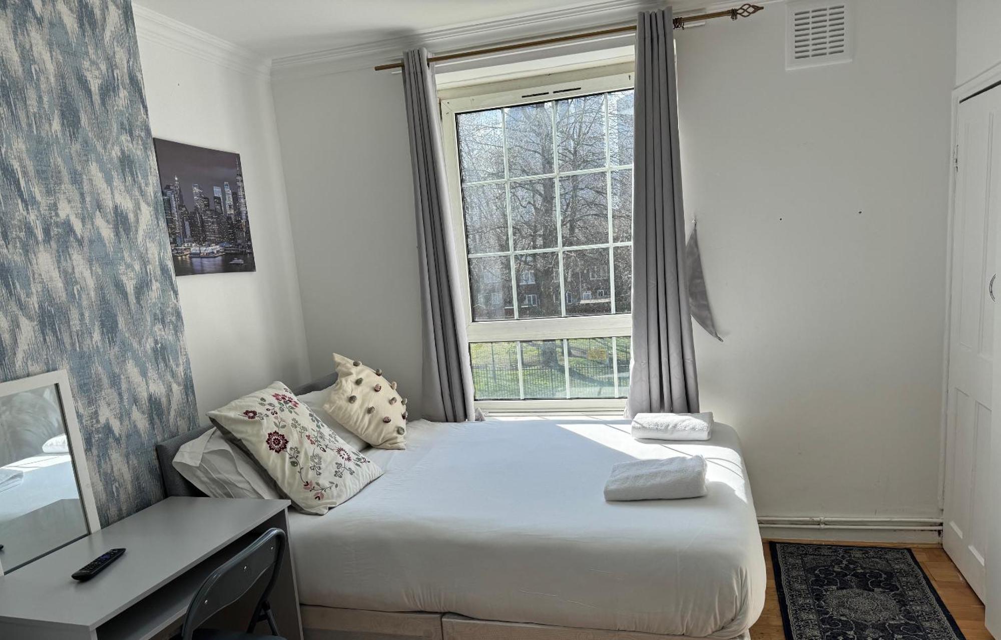 Budget Grey House Лондон Экстерьер фото