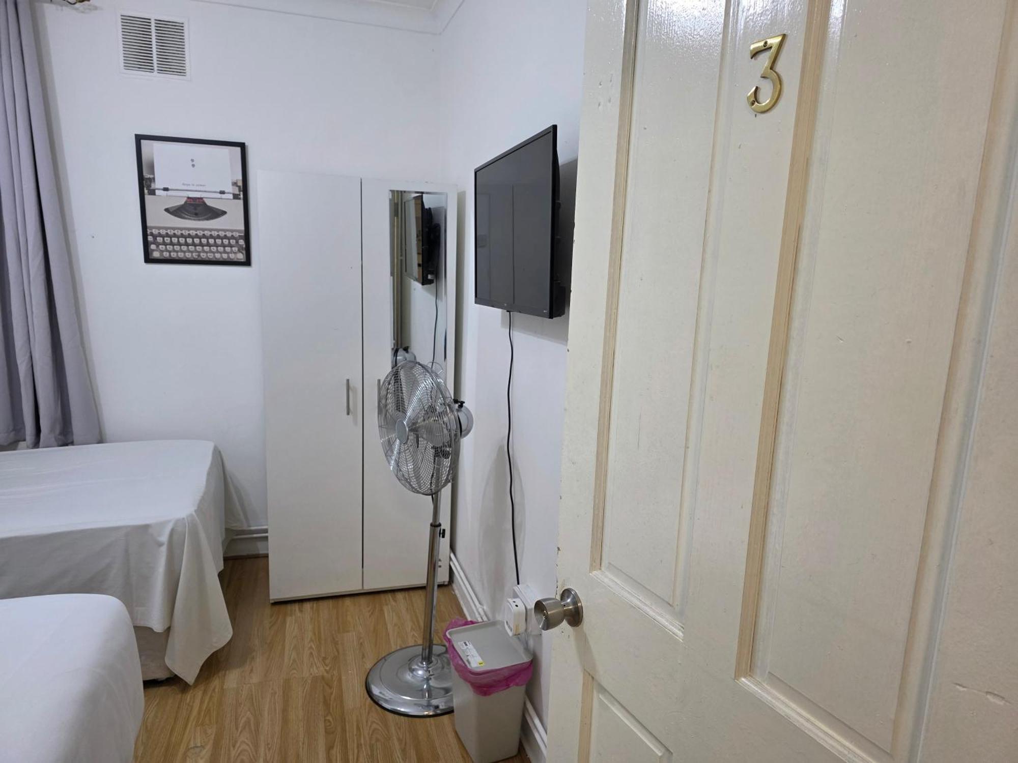 Budget Grey House Лондон Экстерьер фото